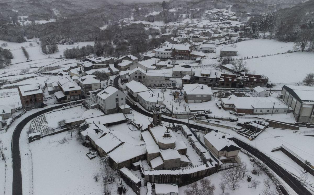 San Xoán do Río (Ourense), completamente cubierto de nieve. |  // BRAIS LORENZO