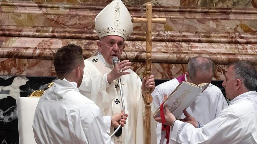 El Papa Francisco oficia una misa en el Vaticano.