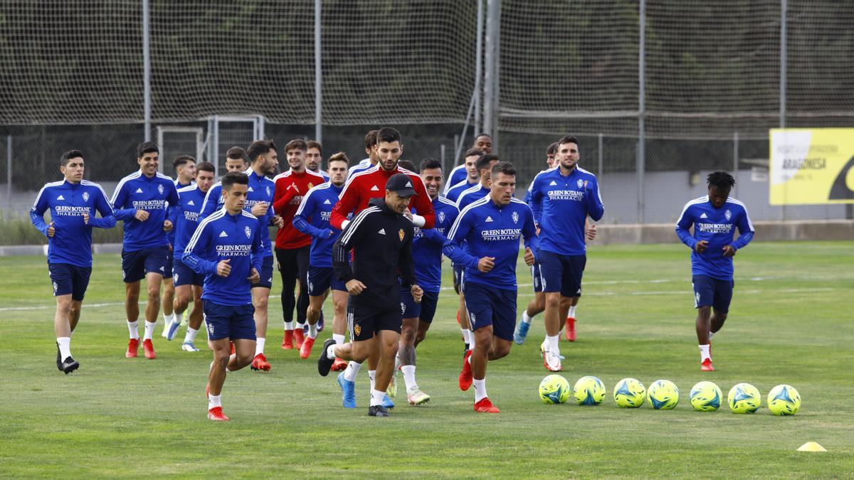 Los jugadores zaragocistas corren junto al preparador físico, Javi López, en una sesión.