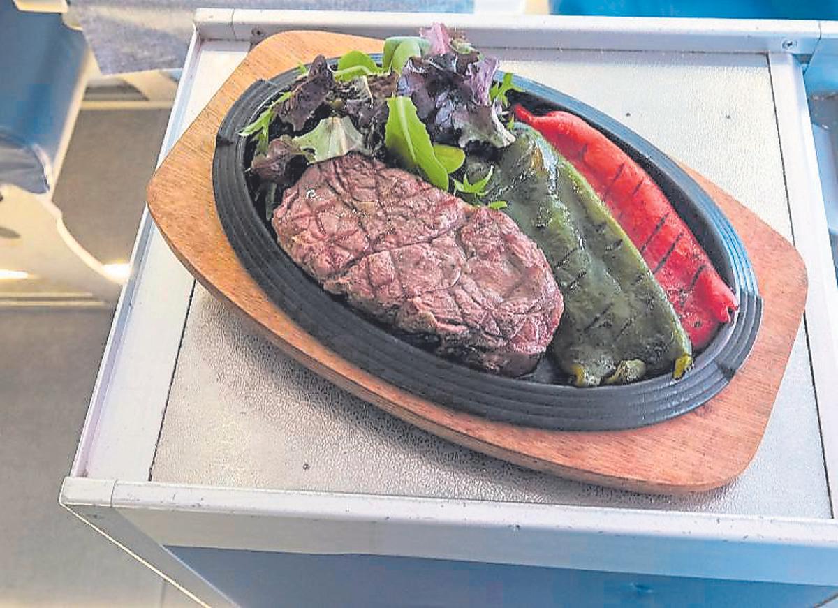 Carne a la brasa con pimientos en el F29 Gastro Grill
