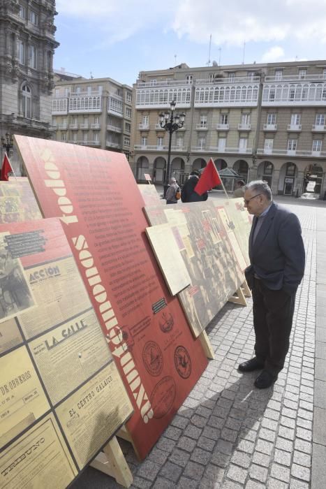 A praza de María Pita conta cunha exposición ao aire libre que recolle máis de cen anos de movemento obreiro na cidade, con lembranzas para as cigarreiras e os 'paseados'.