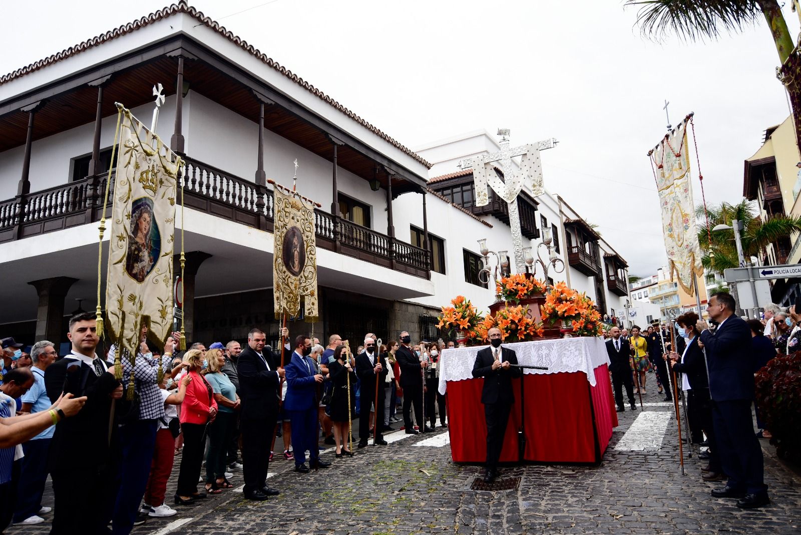 La cruz a su paso por el Ayuntamiento portuense