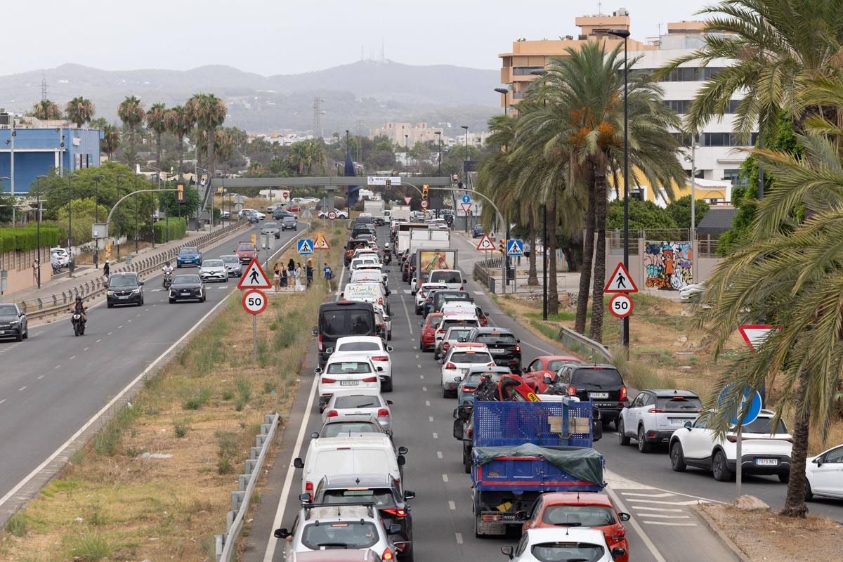 Todas las imágenes del atasco que colapsa la ciudad de Ibiza
