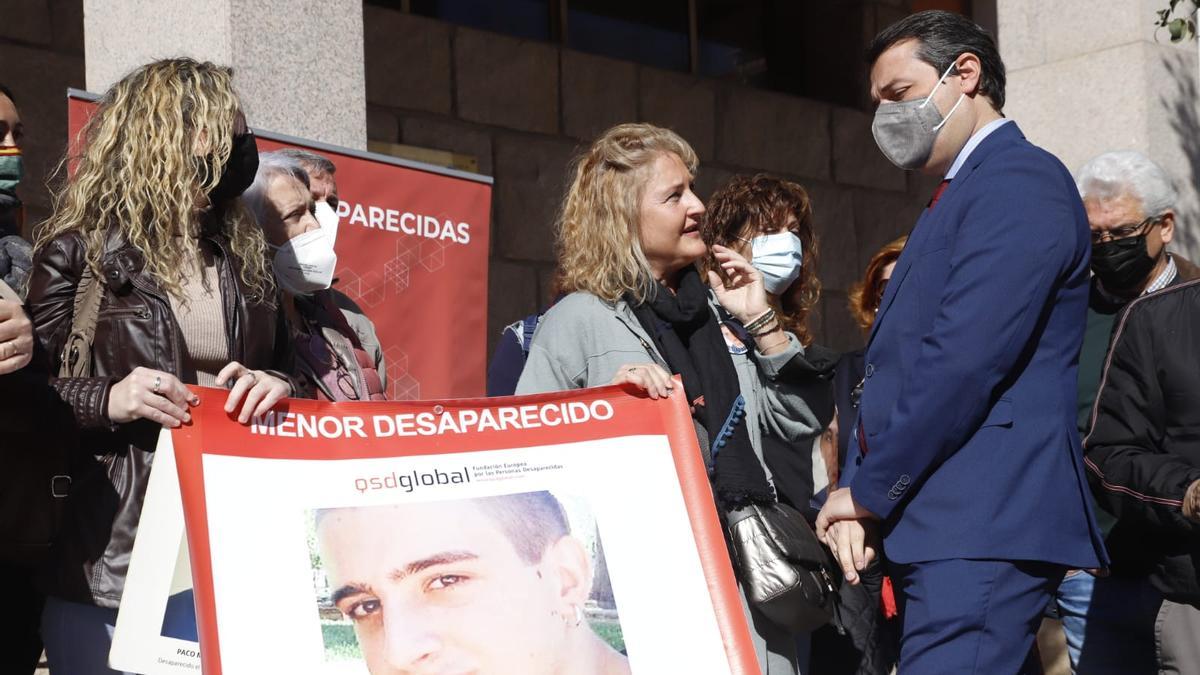 La madre del desaparecido Paco Molina junto al alcalde de Córdoba en la concentración a las puertas del Ayuntamiento de familiares y asociaciones de desaparecidos.