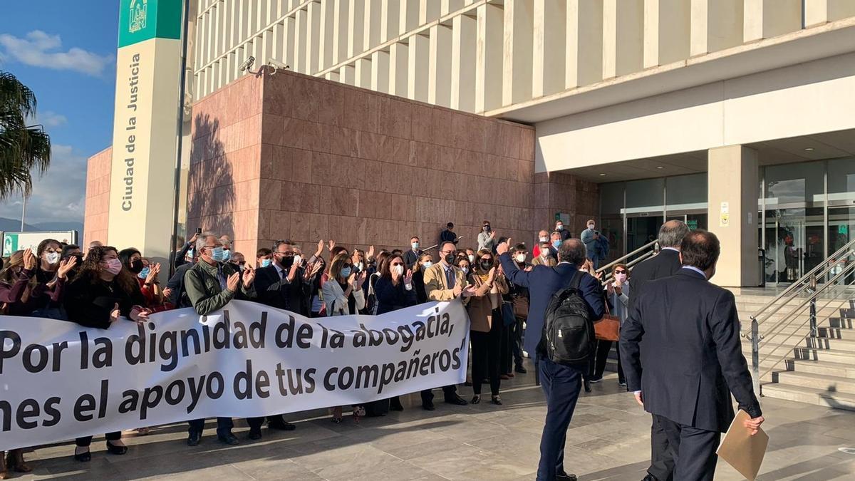 Los abogados Malagueños apoyan a Francisco Javier Lara a su llegada a la Audiencia de Málaga.