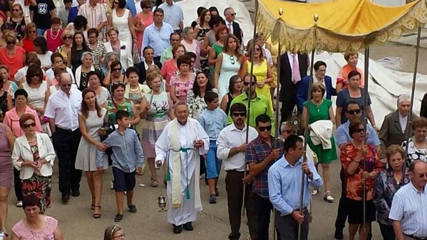 Numerosos vecinos asistieron a la procesión.