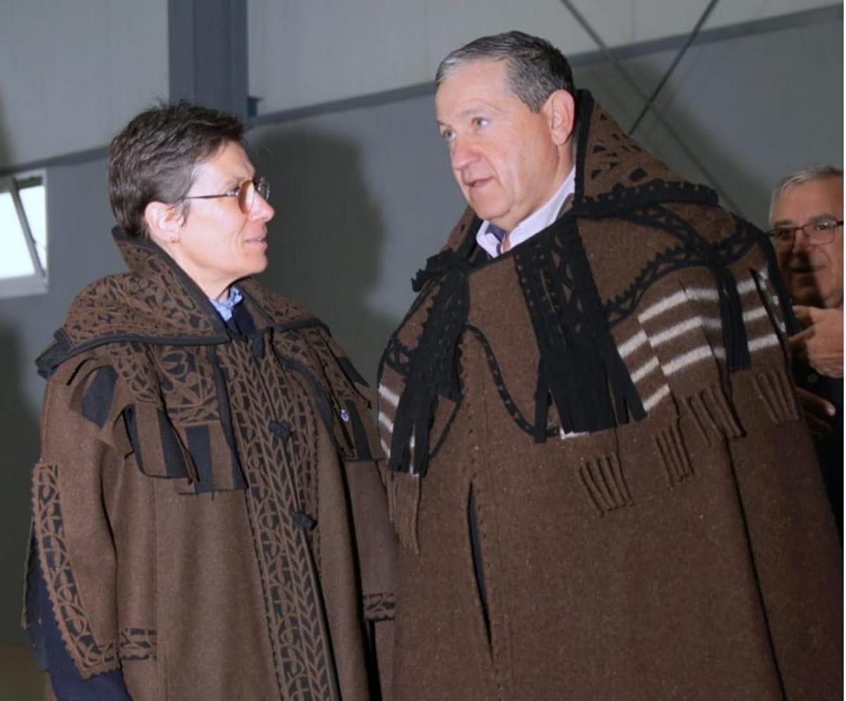 Helena Barril y Javier Fáundez con las Capas