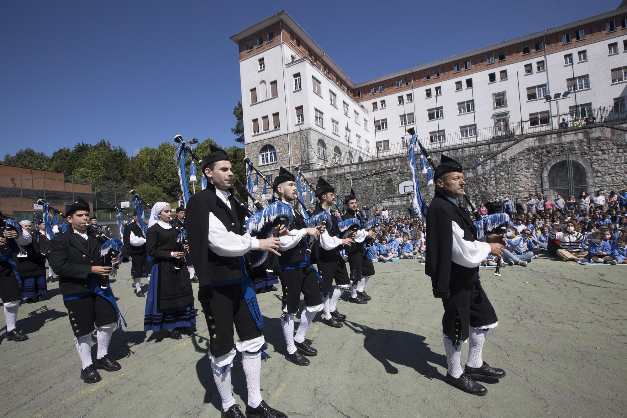 Izado de bandera en el colegio Santa María del Naranco