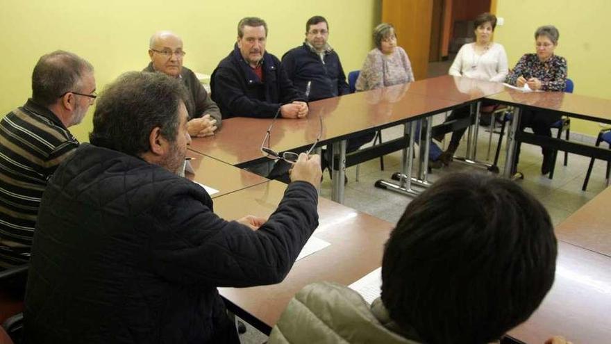 Figueiras, en el centro, interviniendo en la asamblea celebrada el viernes por la noche. // Bernabé/Luismy