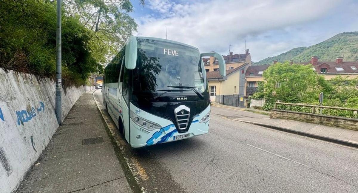 El autobús alternativo de Feve, el lunes, en la parada de Pola de Laviana.
