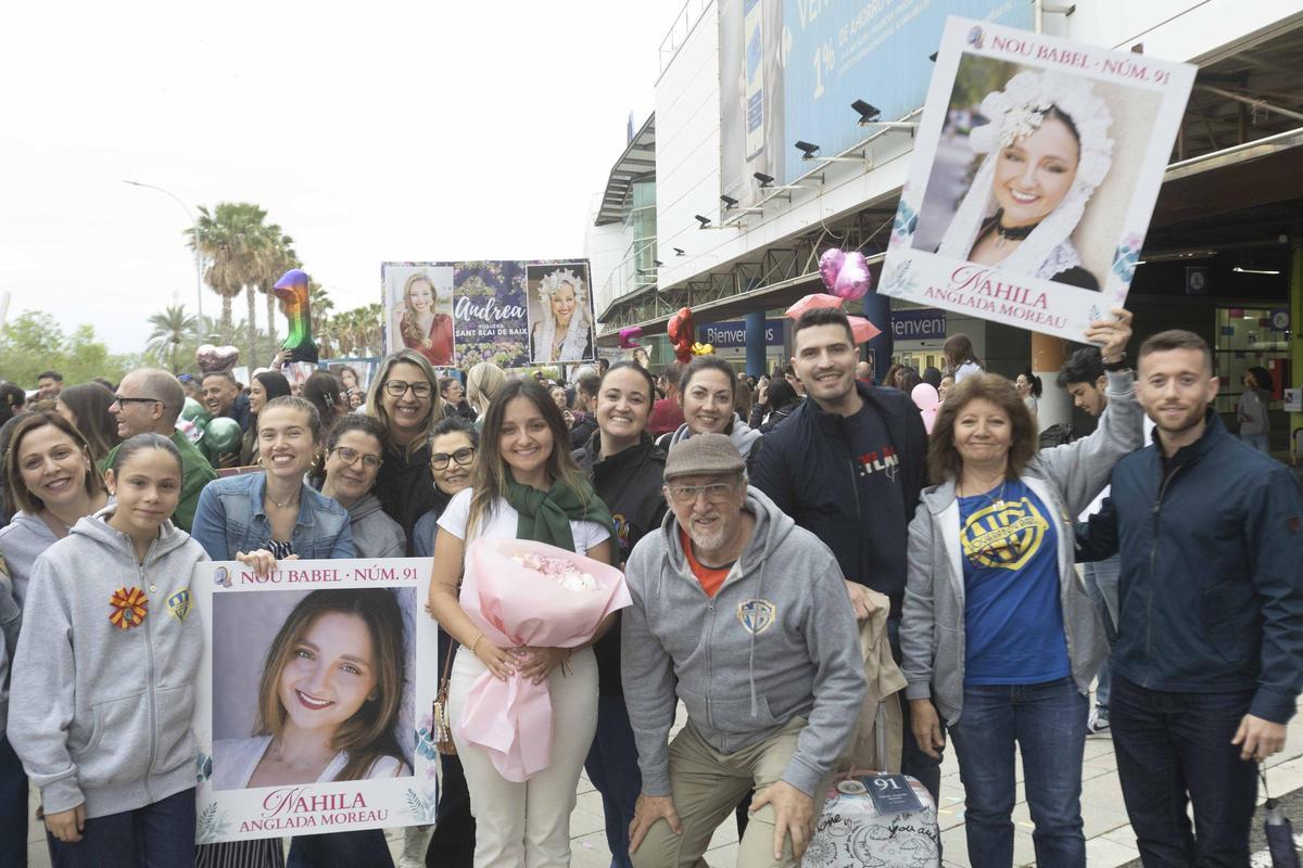Las candidatas regresan a Alicante arropadas por una emotiva bienvenida de foguerers, en imágenes Las candidatas regresan a Alicante arropadas por una emotiva bienvenida de foguerers, en imágenes