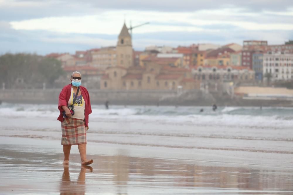 Gijón en el primer día para poder salir a pasear y a hacer deporte por tramos horarios en Asturias