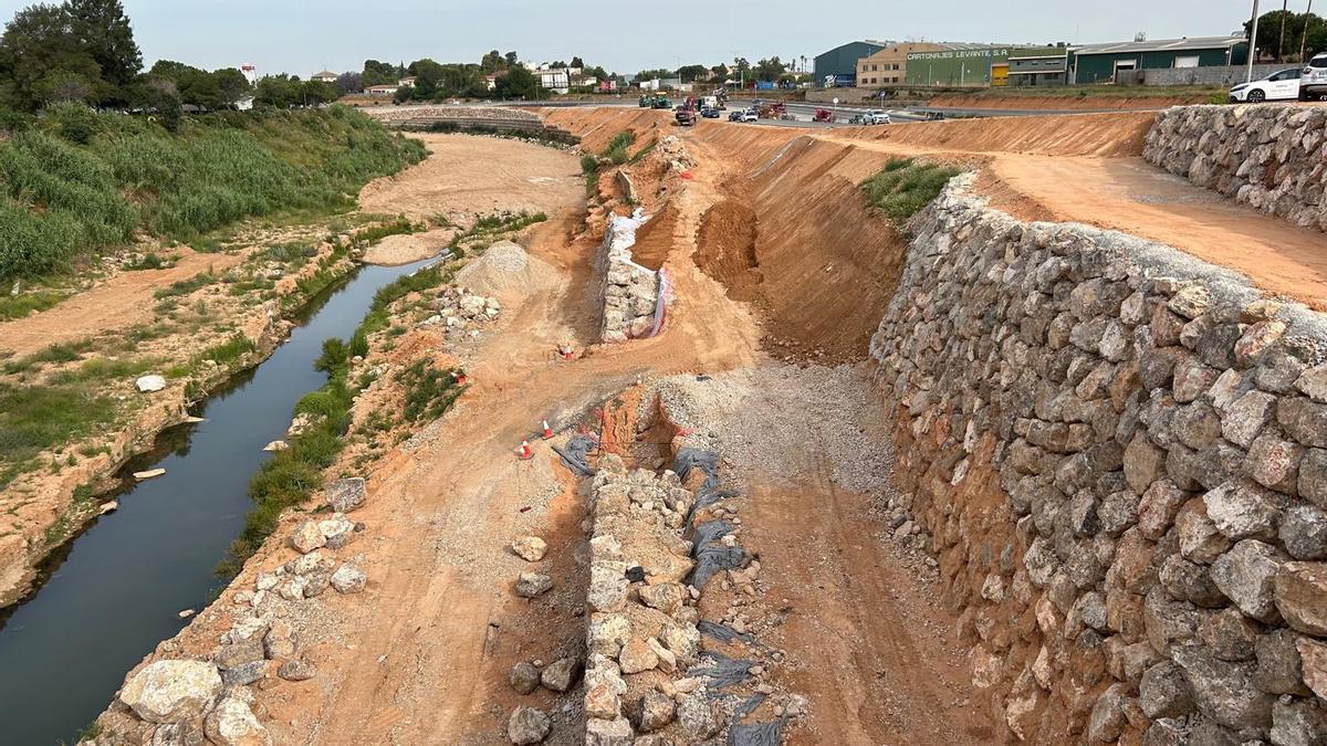 Escollera construida para garantizar la seguridad del puente