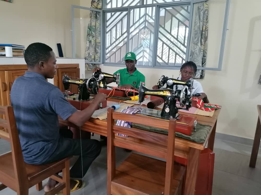 Máquinas de coser donadas por Peñamellera Alta al Congo