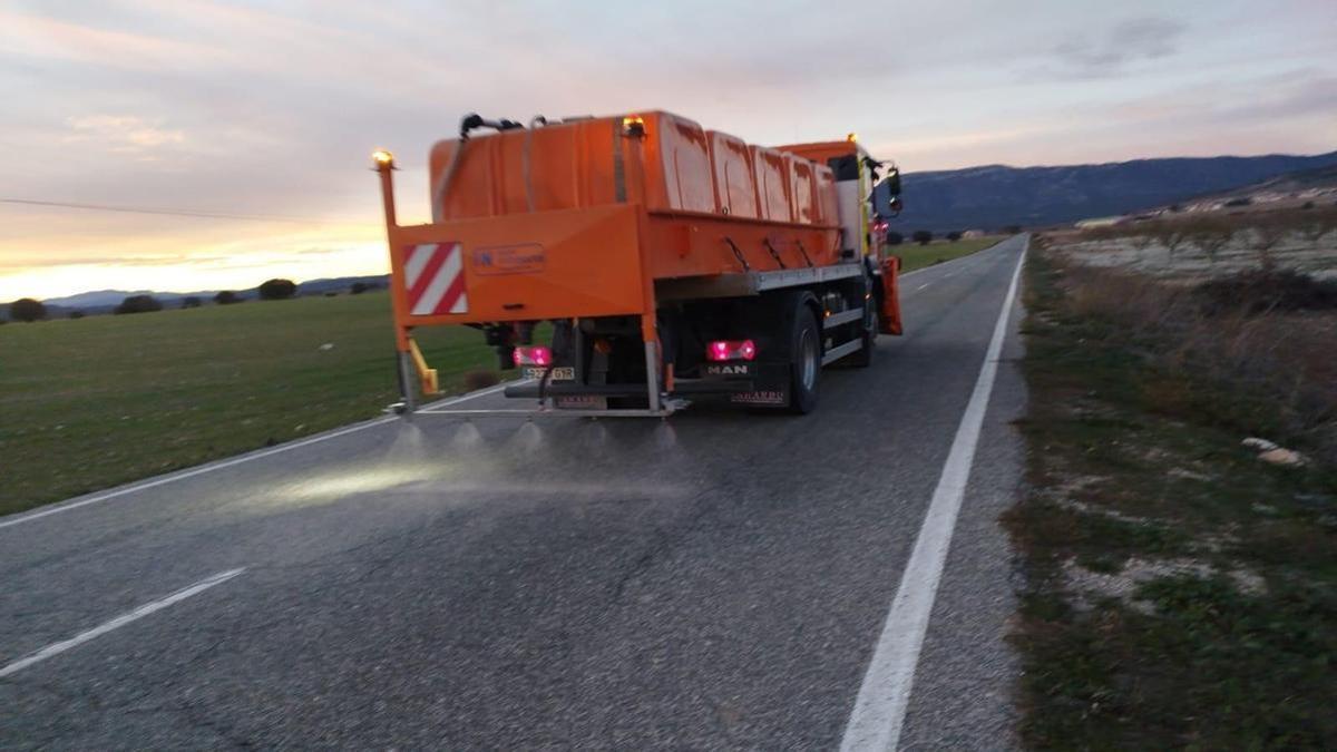 Maquinaria de los servicios de conservación de carreteras esparciendo salmuera en una carretera de Moratalla, en una imagen de archivo.