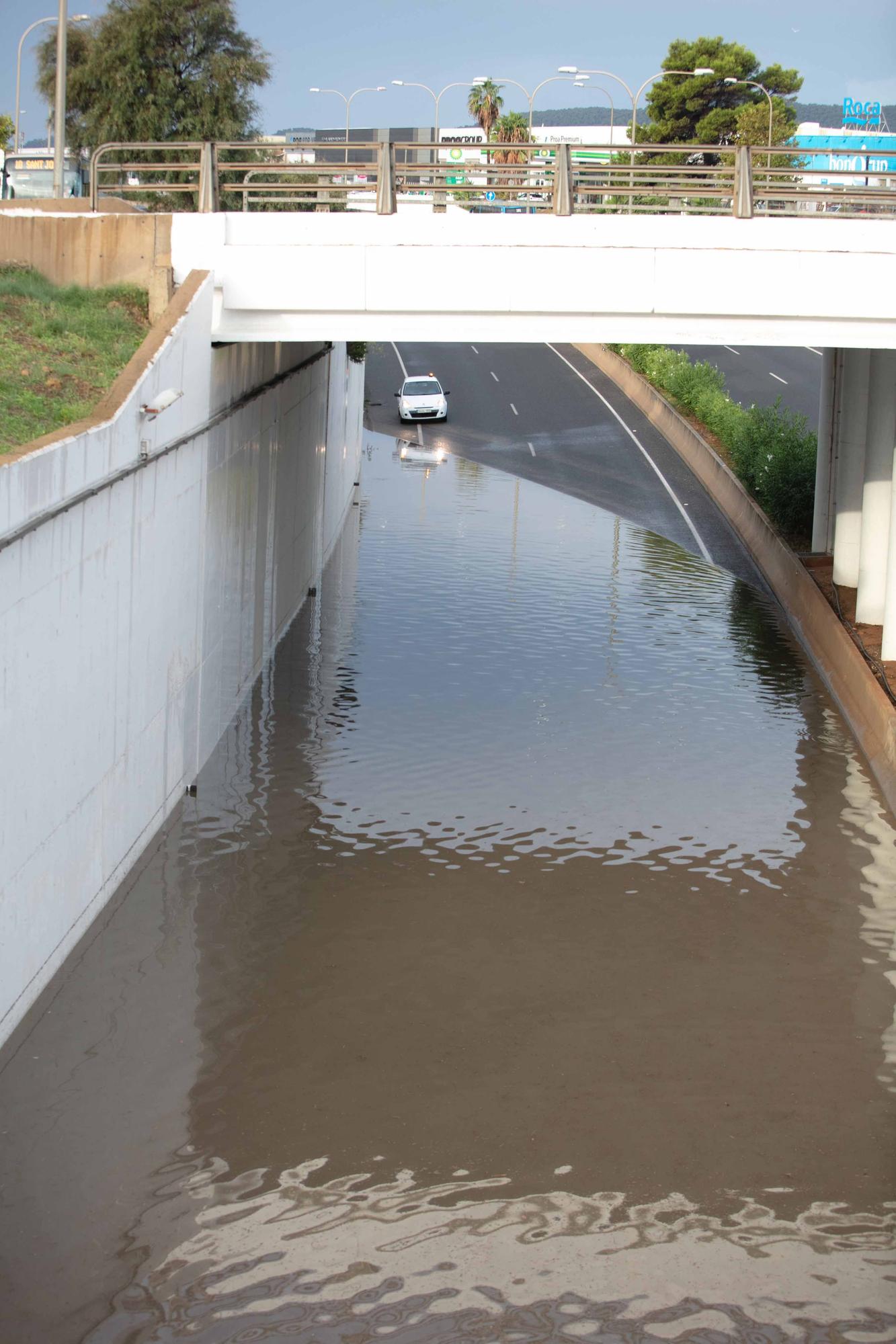 La lluvia de hoy colapsa el tráfico en Ibiza por varias carreteras cortadas