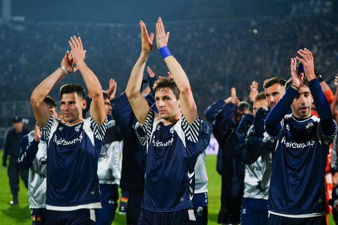 Los jugadores del Gimnasia celebran su victoria ante Defensa