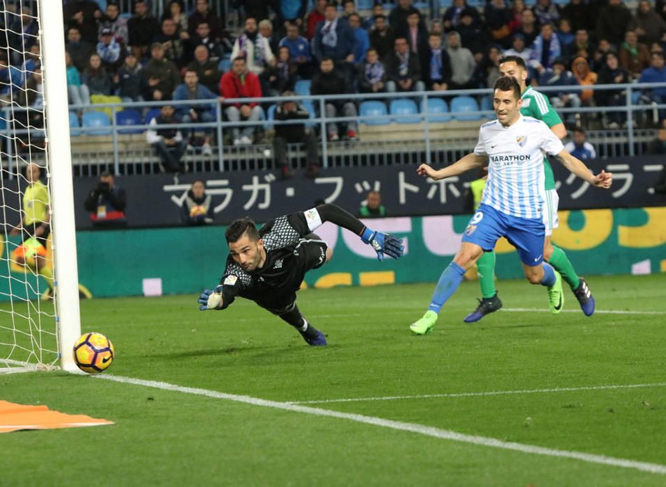 Las imágenes del derbi andaluz en La Rosaleda, que estuvo precedido de un minuto de silencio en memoria de Pablo Ráez. Sobre el césped, el conjunto bético remontó un choque en el que el Málaga CF no estuvo bien.