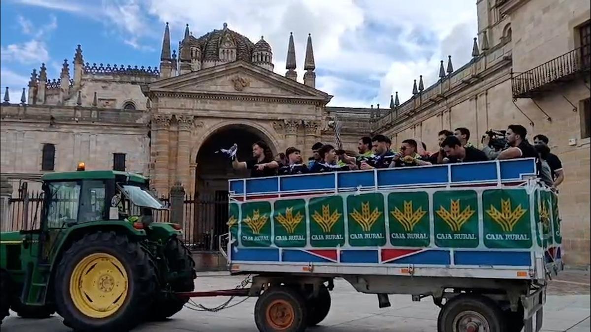 VÍDEO | Los jugadores del BM Caja Rural Zamora celebran el ascenso... ¡remolcados por un tractor!