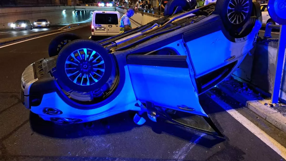 Un conductor se salta un semáforo y embiste a otro vehículo en la entrada de Julio Luengo