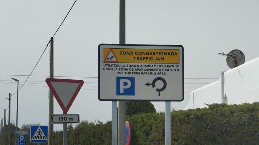 Saturación en el Caló des Moro: Cala Llombards estrena señal de &quot;zona congestionada&quot; y reclama a los visitantes usar el aparcamiento gratuito de la entrada