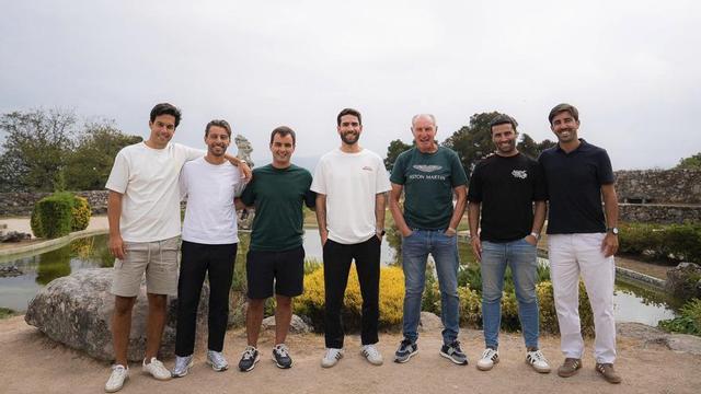 Los seis futbolistas y su entrenador recordaron viejos tiempos en la cima de O Castro. | PEDRO MINA