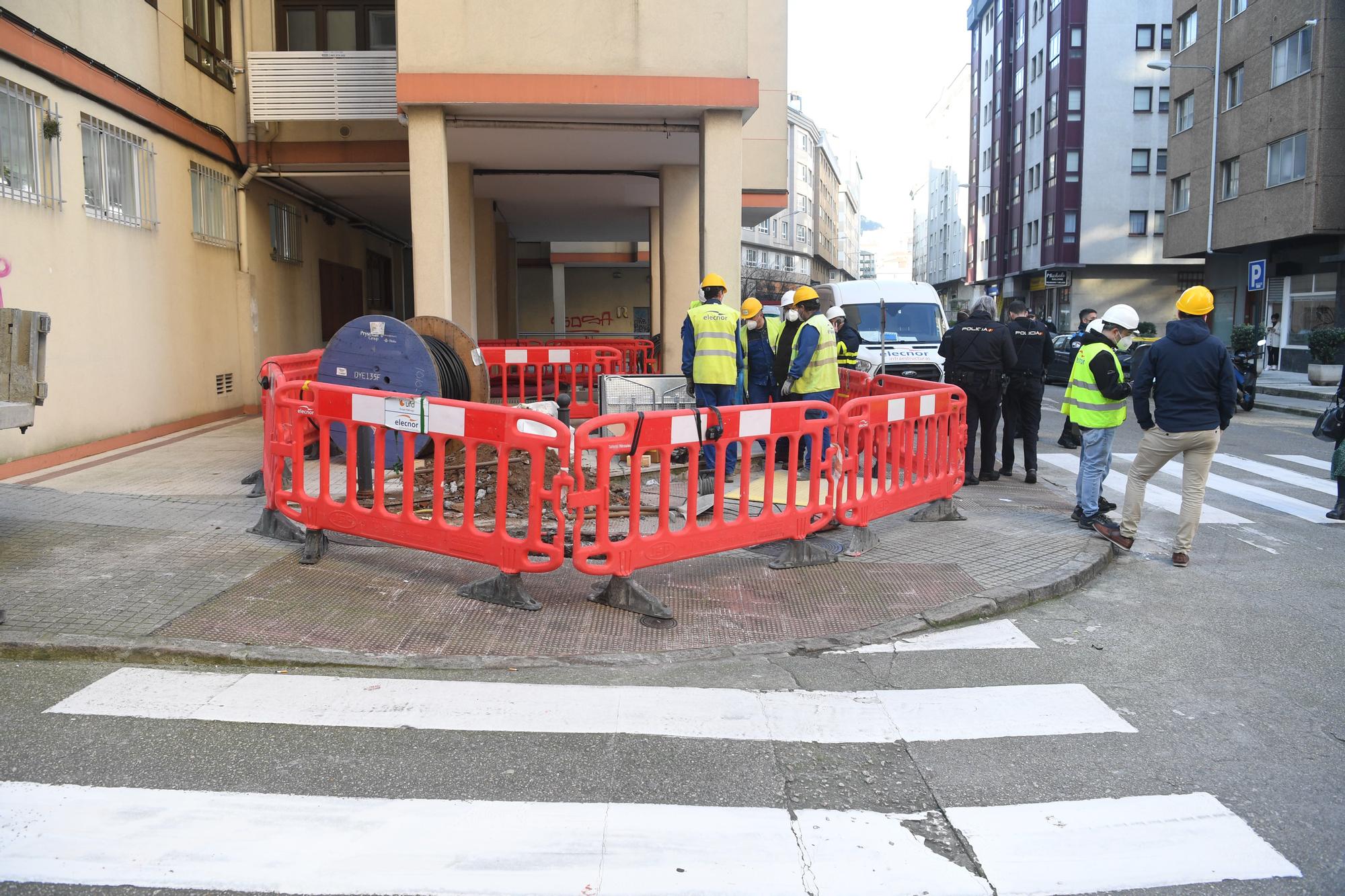 Dos electricistas heridos graves en A Coruña por una explosión en Peruleiro