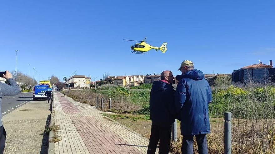 VÍDEO | Emergencia sanitaria en Benavente: el momento en el que se llevan a una mujer en helicóptero