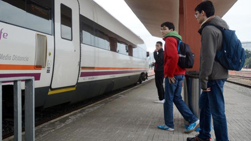 Clientes de Renfe cogiendo el tren en Galicia // Rafa Vázquez