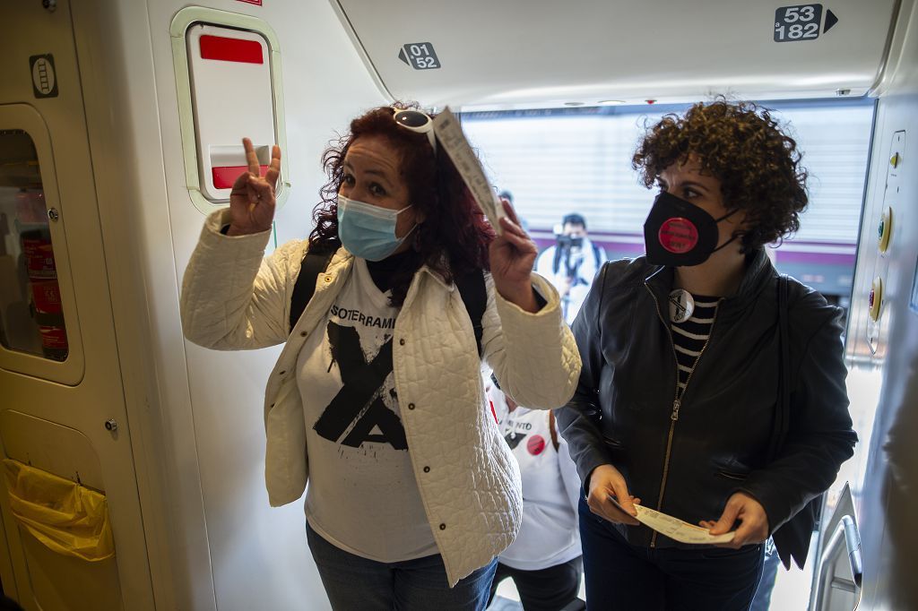 Los vecinos de las vías, celebran su primer viaje en el nuevo tren soterrado