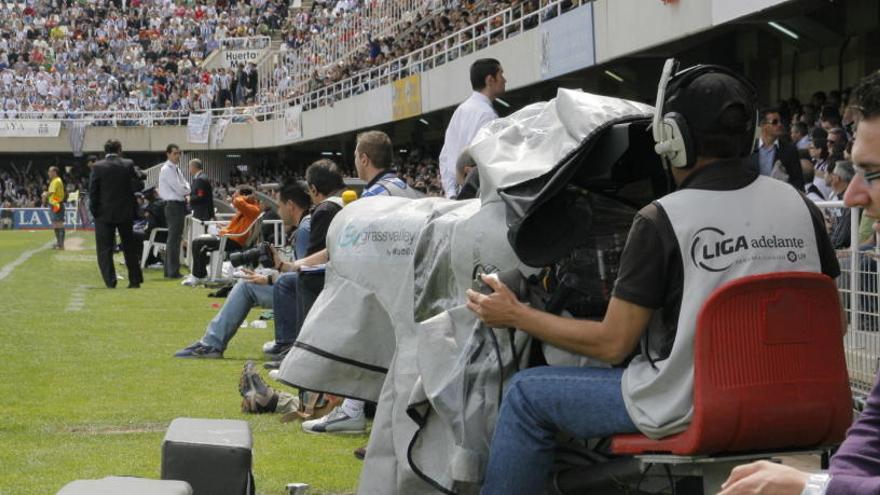 Cámaras de televisión en el estadio Cartagonova