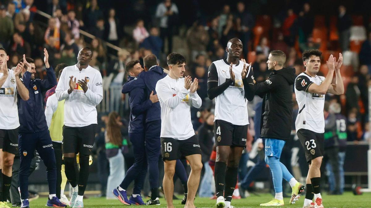 Los jugadores del Valencia agradecen después del partido ante el Sevilla la entrega de los aficionados.