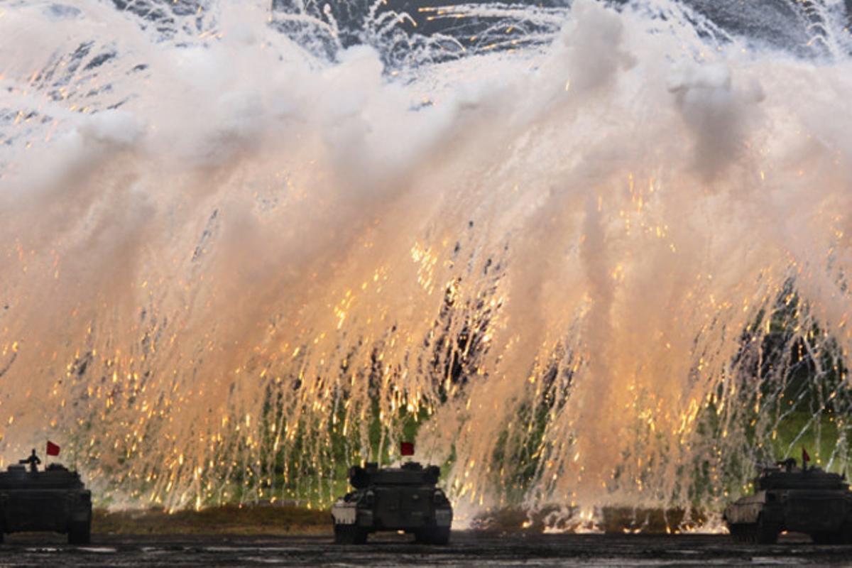 Una línia de blindats de l’Exèrcit japonès desplega cortines de fum durant unes maniobres militars a Gotemba, al nord-oest de Tòquio (Japó).
