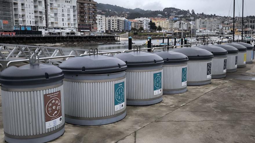 Contenedores para recoger materia orgánica en el puerto de Sanxenxo.