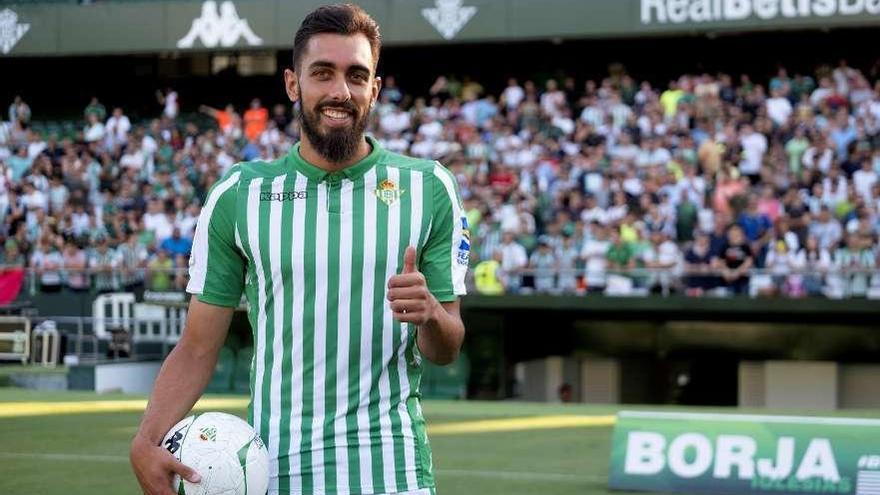 Borja Iglesias, ayer en la presentación en el Villamarín. // Efe