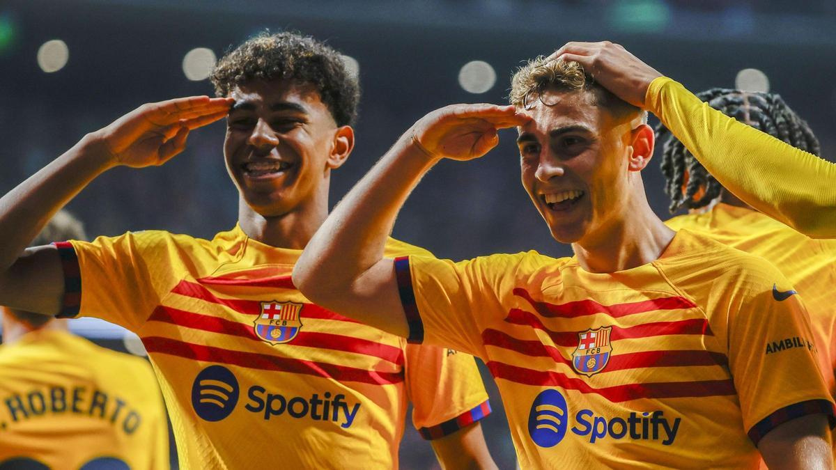 Fermín junto a Lamine Yamal celebrando el tercer gol azulgrana en el Metropolitano