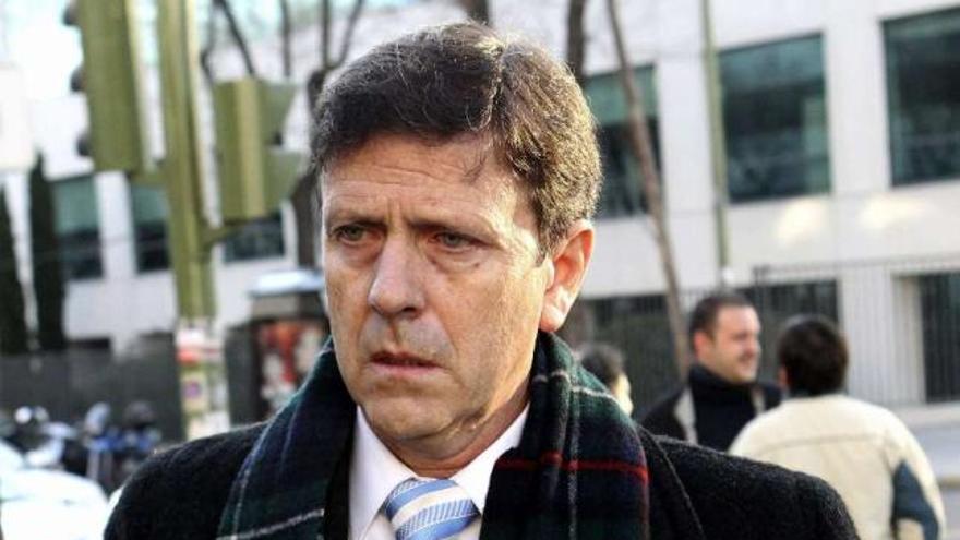 El acusado, Eufemiano Fuentes, a la entrada de los juzgados de Madrid. / zipi