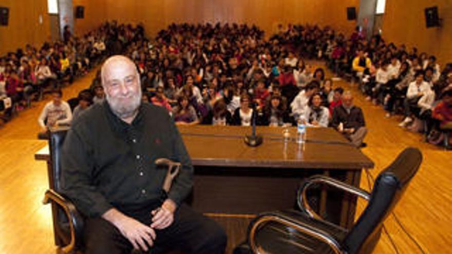 César Mallorquí, antes de su conferencia ante 600 alumnos de Secundaria