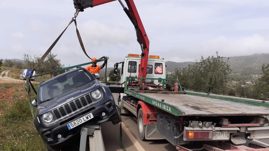 Un coche se sube al guardarraíl de una carretera en Ibiza y recorre 50 metros