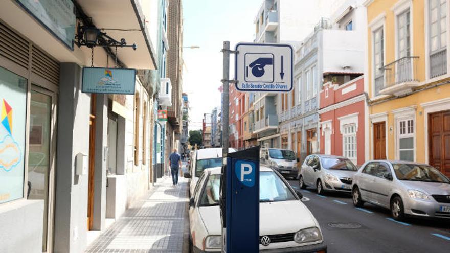 Una calle con plazas de aparcamiento en régimen de zona azul en el barrio de Arenales de la capital grancanaria.