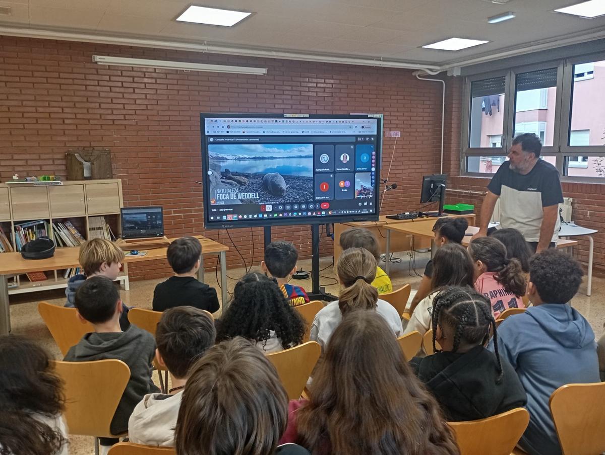 Alumnado ante la videoconferencia.