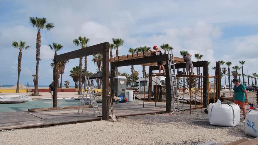 Montaje, el verano pasado, de las instalaciones estivales en el paseo marítimo de la playa del Arenal.