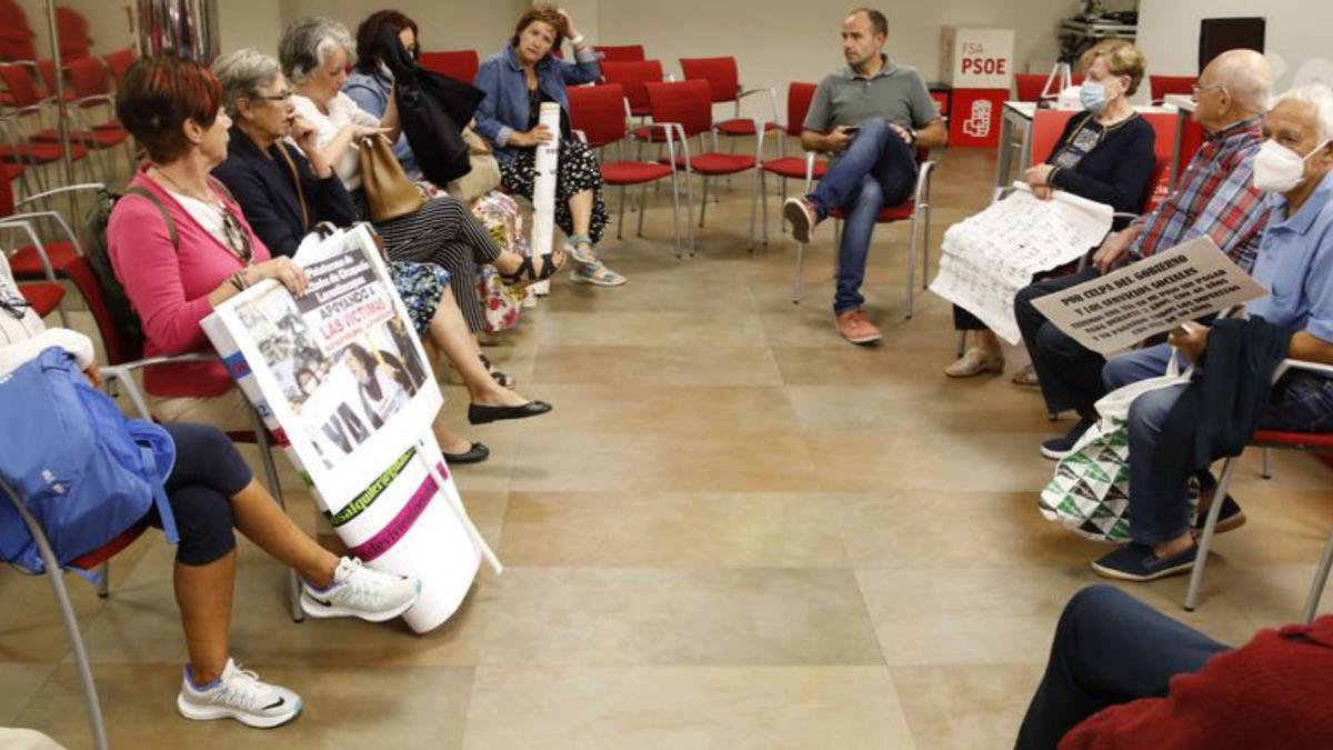 Protesta en la casa del pueblo. Una plataforma de afectados por el impago de alquileres se concentró ayer ante la sede del PSOE, donde los recibió el secretario de organización, César González (al fondo, en la imagen), para escuchar su problemática. | Ángel González