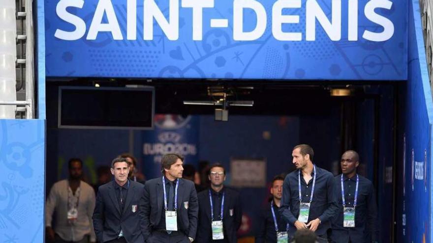 Antonio Conte, con varios de sus futbolistas ayer a su llegada a Saint-Denis.