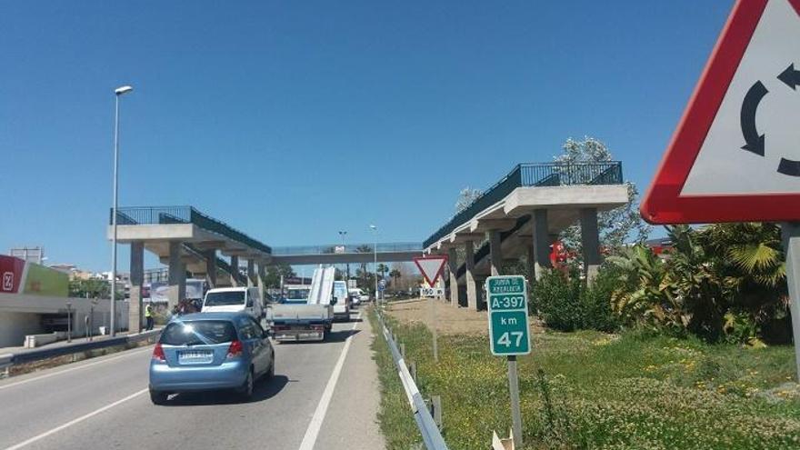 Imagen de la pasarela peatonal sobre la A-397, a la altura del polígono industrial de San Pedro