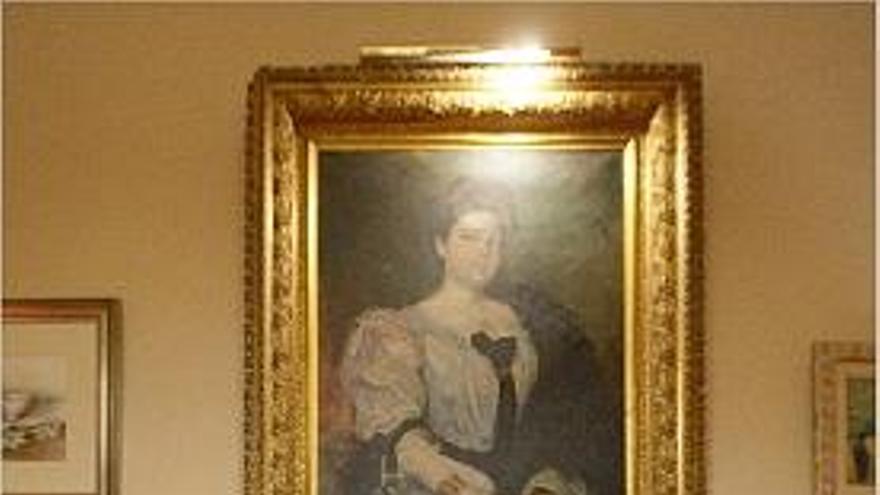 relevo. Soledad Ruiz de Lihory ante un retrato de la última baronesa de Alcalalí.