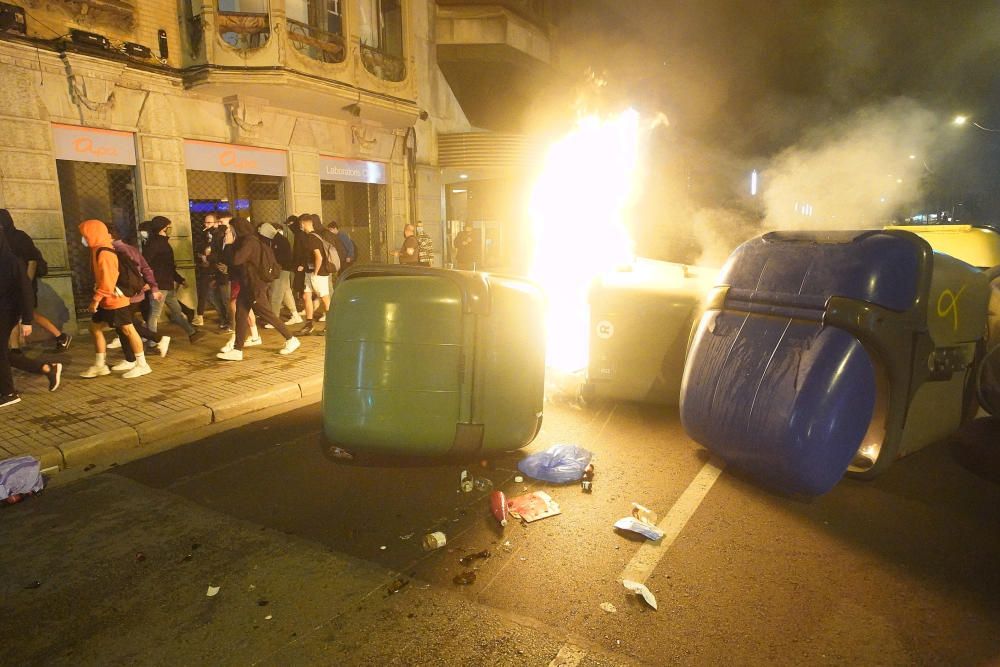 La marxa dels CDRs a Girona acaba amb enfrontaments amb la policia i contenidors cremats