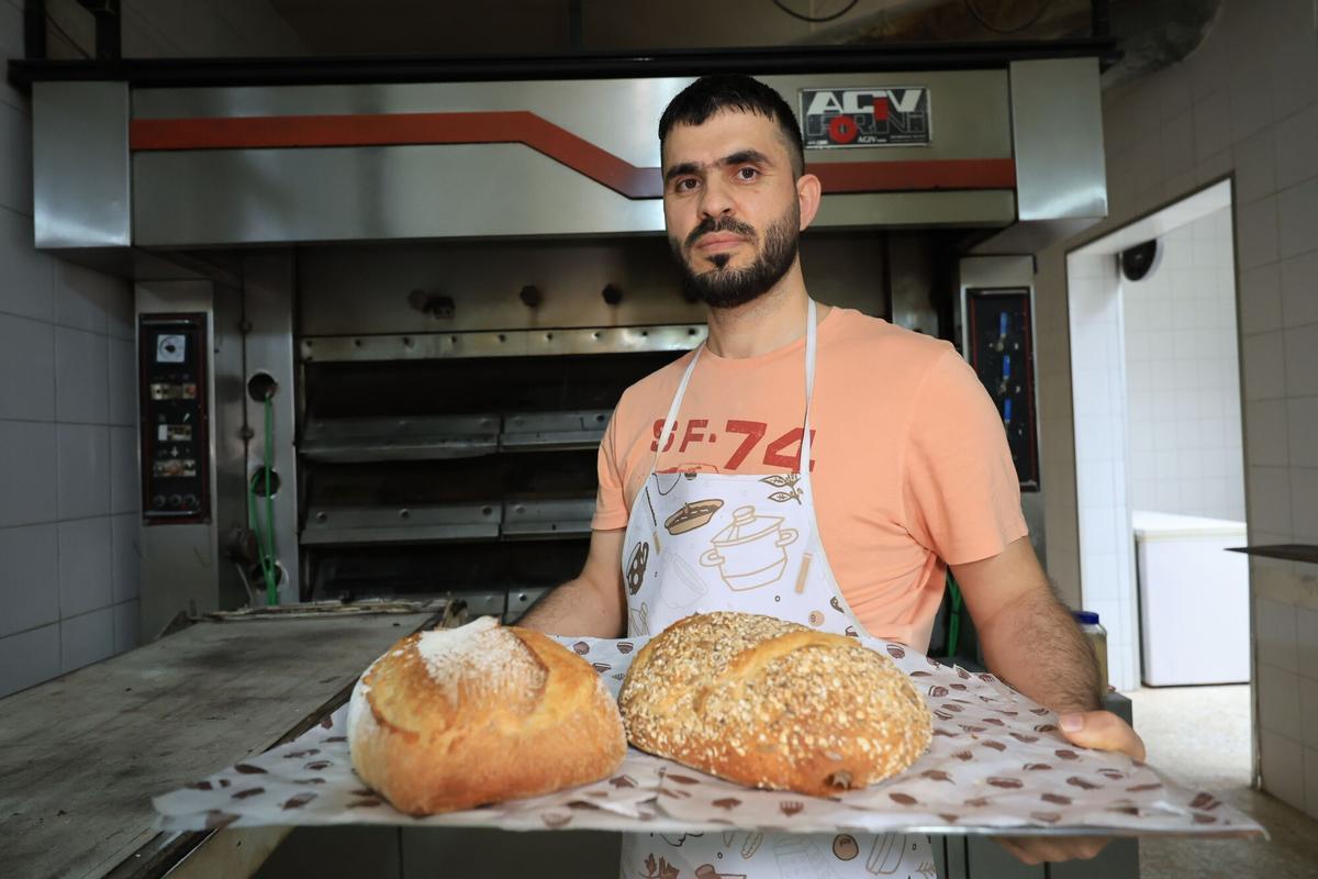 Mohammad y Nasrullah regentan el obrador del Forn de Garrofa
