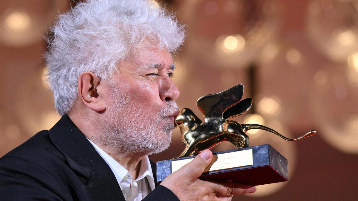 Almodóvar toca el cielo en la Mostra de Venecia