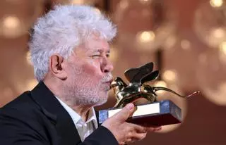 Almodóvar gana el León de Oro con su reivindicación a favor de la eutanasia: 'El ser humano debe ser libre para vivir y morir'